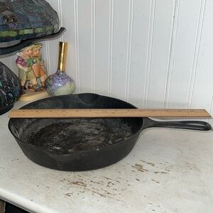 Vintage Griswold cast iron skillet Erie 70 D